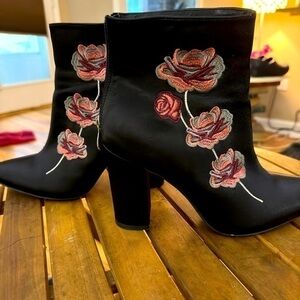 Guilty Sole "Reyenne" Ankle Boots - EUC - Size 8 Embroidered Flowers - Back Zip